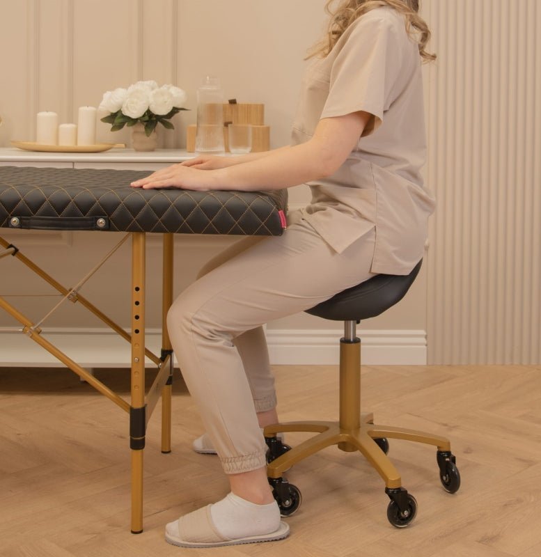 Wygoda i ergonomia w salonie kosmetycznym z taboretem Rodeo - Studio Bay